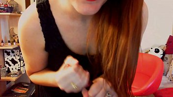 La Tua Mistress Italiana Mette I Suoi Piedi Sporchi Sulla Tua Faccia E Ti Schiaccia Come Questo Elicottero Giocattolo