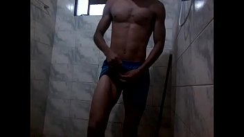 Moreno No Banho Exibindo On Pau Preto , Sensualizando