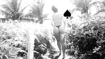 Esposa Exibicionista Na Praia Com Fio Dental Passeando. O Corno Voyer Filmando Tudo.