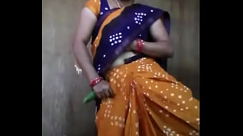 Indian Lady Is Using Cucumber Inside Her Vagina Pussy