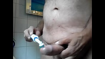 Bad - Wichsen Und Abspritzen Mit Zahnbürste