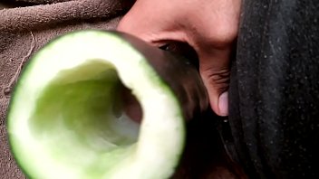 Jugando con un pepino _, : 3