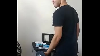 Homem Másculo Malhando Ao Som De Gemidos Das Suas Ex