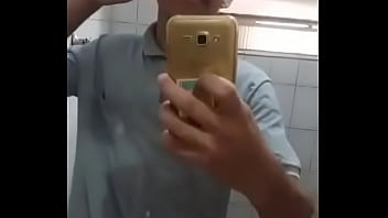 Novinho Se Masturbando No Banheiro