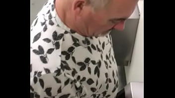 Coroa Gostoso Batendo Uma No Banheirão