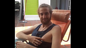 Ruivo Narigudo E Tetudo Dedicando Frases Com O Pé Sujo