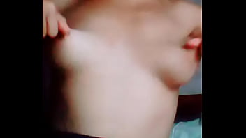 Muestro Mis Tetas Caídas, Las Golpeo, Las Lamo, Pellizco Y Estiro Mis Pezones