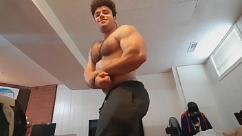 Macho Musculoso Se Exibindo