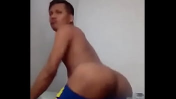 Pasivo Arrecho Mostrando El Culo