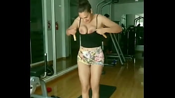 Tetona Se Queda En Gomas Saltando La Soga En El Gym