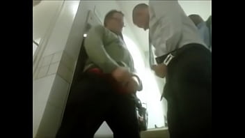 Pegação De Coroas No Banheirão