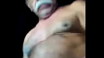 Velho Exibindo Pauzão