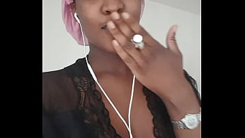 Bella Negra Tocando Su Rica Vagina Con Tampax