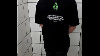 Menino Safado Mijando De Perna Aberta