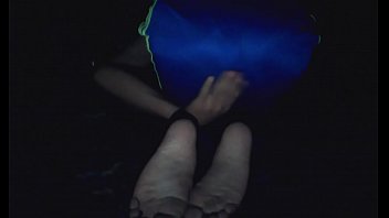 Joven Monta Su Oso De Peluche Ricamente