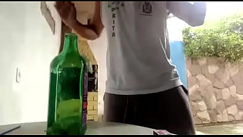 Guinego Colocando Até O Ovo No Buraco