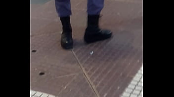Bulto De Policía En La Calle