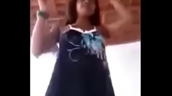 Novinha Gostosa Dançando Funk Mostra_a Calcinha