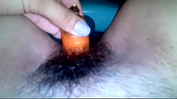 Exnovia Masturbándose Con Zanahoria