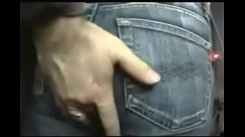 Ragazzo Che Prende In Giro Ragazza Sul Bus