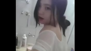 thủ d_m bằng ổ khóa nhà tắm