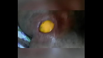 Arregaçando O Cu Com Uma Laranja