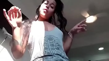 Morena De Blusinha Semi Nua