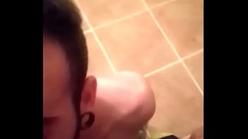 Mamando Y Ordeñando A Dos Machos