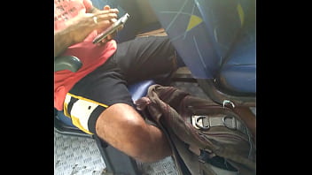 Macho Com A Perna Aberta E A Mala Marcada