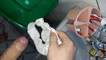 Deixei Minha Calcinha No Banheiro