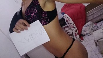 Emily Safada Mostrando O Corpo