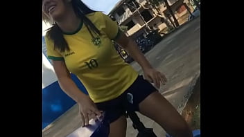 Morena Com Camiseta Do Brasil Sentando Gostoso No Pau
