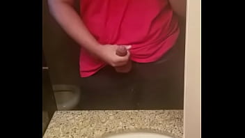 Novinho De 22cm Batendo Uma Punheta Em Frente Ao Espelho