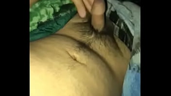 Joven Despertándose Con Una Erecion