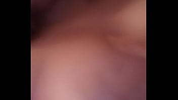 Chica Chupando Su Teta