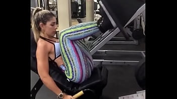 Loira Cavala Malhando