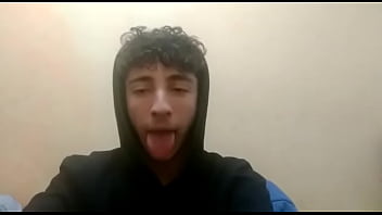 Garoto Mostra Como Fazer Um Oral