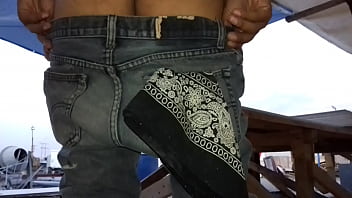 Devil Boy Mostrando Las Nalgas En El Trabajo