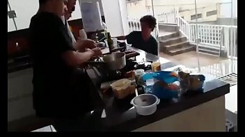 Lucas De Carmo De Minas Comendo Hamburger