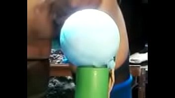Bola Se Atraca En Su Culo