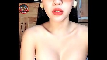 Khoe vòng một quá kh_u gợi