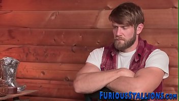 Hunk Gets Beard Cumshot