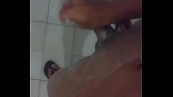 O Magro Lavando O Pau No Chuveiro