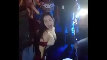 Morra Puta Bailando Sin Blusa En El Club