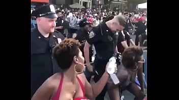 Mexendo A Bunda Pro Policial Em Salvador