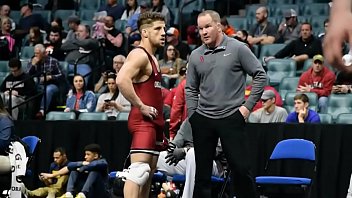 Lutador Se Excita Durante Competição