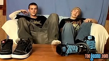 18yo Deviants Fondle Toes While Wanking Alongside