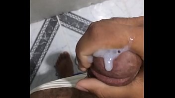 Batendo Punheta Até Gozar No Pau