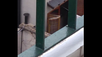 La Vecina Con Calor Limpiando