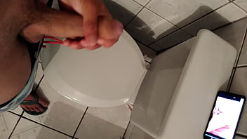 Punhetando No Banheiro Pra Prima